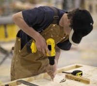 Ein Schüler arbeitet mit der Bohrmaschine