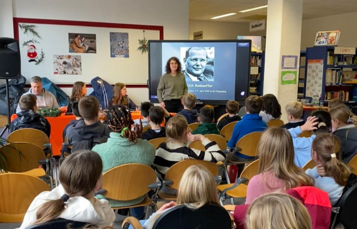 Bonhoeffer-Lesung in der Vorweihnachtszeit …