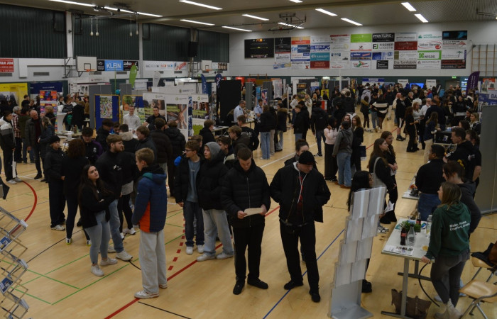 Berufsmesse PERSPEKTIVE lockt viele Besucher in die Sporthalle der DBS